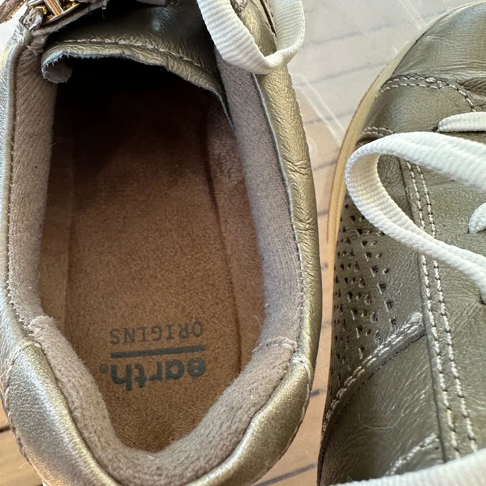 Earth Origins Etta Zip Sneaker Platinum Metallic Comfort Walking Shoe Size 8 ✨